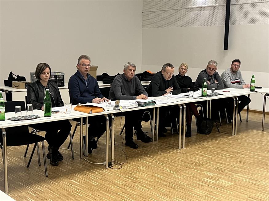 Güssings Gemeindrat schaffte zusätzliche Anreize. Bürgermeister Vinzenz Knor (2. v. l.) gibt sich noch vorsichtig optimistisch. Die neue Ärztin wird laut Ärztekammer aber im Juni beginnen. Foto: Bertie Unger
