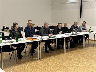 Güssings Gemeindrat schaffte zusätzliche Anreize. Bürgermeister Vinzenz Knor (2. v. l.) gibt sich noch vorsichtig optimistisch. Die neue Ärztin wird laut Ärztekammer aber im Juni beginnen. Foto: Bertie Unger