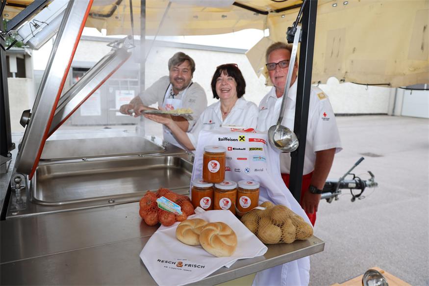 Gulasch aus der Feldküche. Haubenkoch Jürgen Csencsits, Bezirksstellenleiterin Gabriele Nabinger (Rotes Kreuz Neusiedl am See) mit Präsident Werner Krischka (Rotes Kreuz Burgenland)