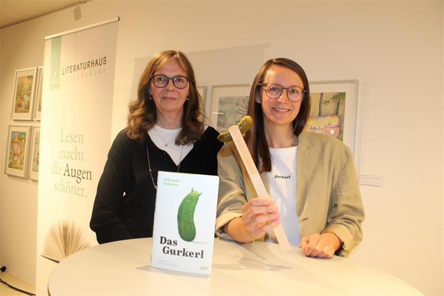 Gurkerlfest mit Lesung im Literatur-Talk. Autorin Johanna Sebauer (r.) plauderte mit Literaturhaus-Leiterin Barbara Mayer auch entspannt über große Preise und große Themen.