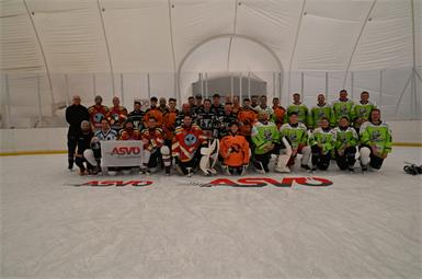Gute Entwicklung sichtbar: Es gelang, neue Vereine in das Spielsystem zu integrieren. Den ASVÖ-Burgenland Cup in der Eishalle Köszeg (Ungarn) sicherte sich das Team aus Stegersbach (l.).