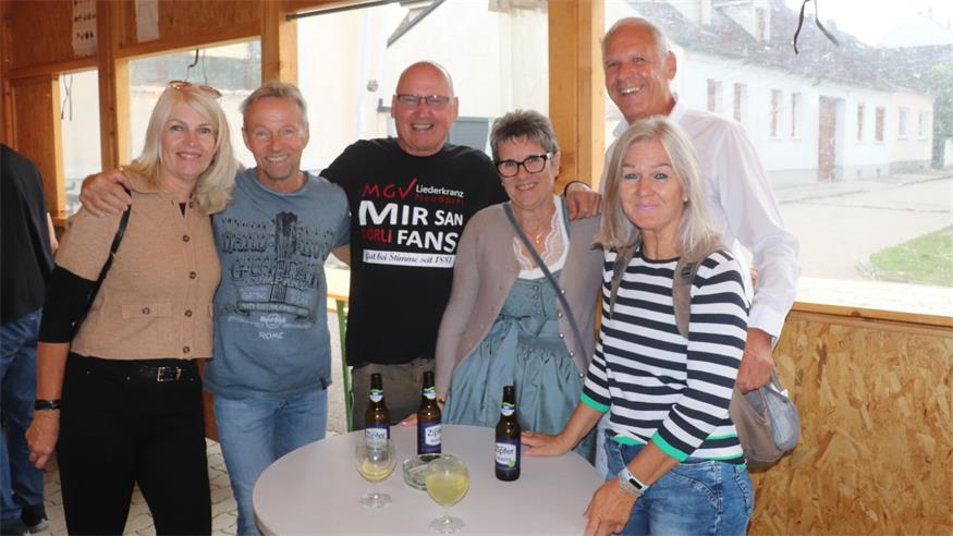 Gute Laune und beste Stimmung, wohin man auch sah. Das ist beim Neudörfler Dorffest die Grundvoraussetzung. Exemplarisch zeigen Sonja, Harry, Gerald, Charlotte, Kurt du Christa vor, wie es geht. 