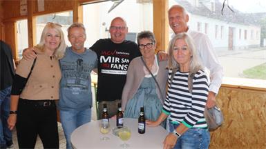 Gute Laune und beste Stimmung, wohin man auch sah. Das ist beim Neudörfler Dorffest die Grundvoraussetzung. Exemplarisch zeigen Sonja, Harry, Gerald, Charlotte, Kurt du Christa vor, wie es geht. 