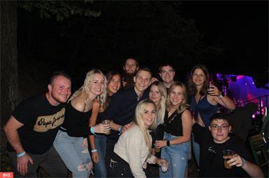 Gute Laune vorprogrammiert: Eine gut gelaunte Truppe genoss sichtlich die ausgelassene Stimmung und feierte gemeinsam beim legendären Hosnhaara Fest in Weppersdorf.