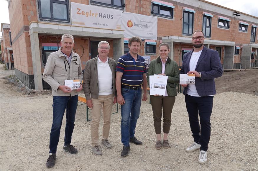 Gute Stimmung beim Tag der offenen Tür. Immobilientreuhänder Paul Kneisz von Grabner Immobilien, Altbürgermeister Rudi Geißler, Bürgermeister Hannes Heisz, Theresa Putz von der SOWO und Geschäftsführer Pierre Zagler von Zagler Haus (v. l.) freuten sich über das große Interesse am neuen Wohnpark in der Engelberggasse.