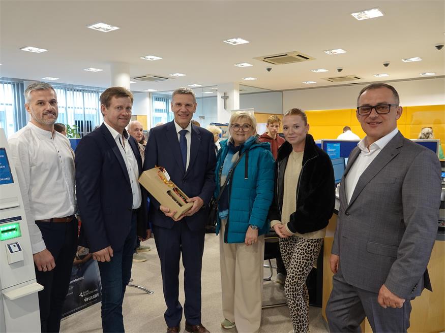 Gute Stimmung in der Bank Burgenland. Amtsleiter Christian Stibi, Bürgermeister Hannes Heisz, Bank Burgenland-Filialleiter Franz Leitgeb, die Kundinnen Irmgard und Tina sowie Filialleiter-Stellvertreter Felix Freh feierten gemeinsam einen gelungenen Weltspartag.