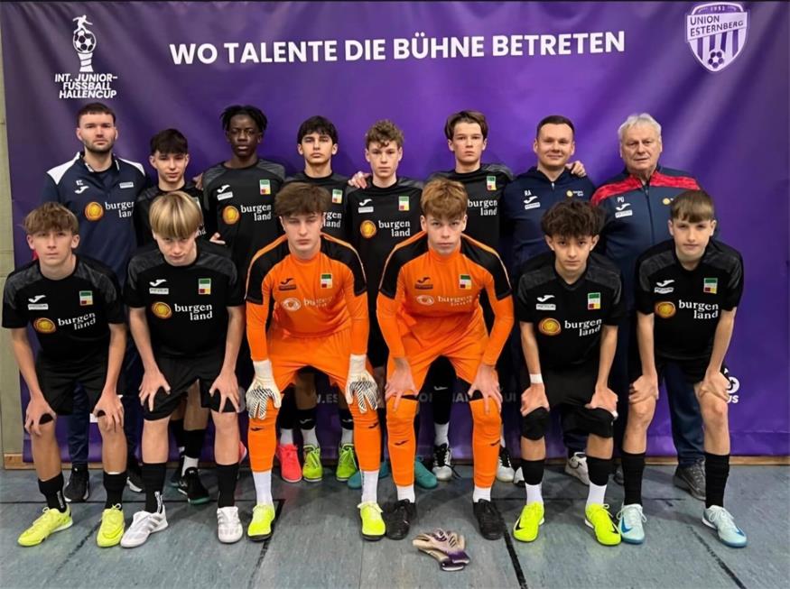 Guter Auftritt. Betreuer David Matea, Matteo Graf, Chris Mwari-Konga, Filip Saraf, Stefan Brandstätter, Nico Kovacevic, Cheftrainer Alexander Radl und Teammanager Gerhard Posch (hinten, v.l.) sowie Eliah Krausl, Rafael Mihalits, Michael Böhm, Tobias Kollar, Maximilian Strubreiter und Simon Schneider (vorne, v.l.). 