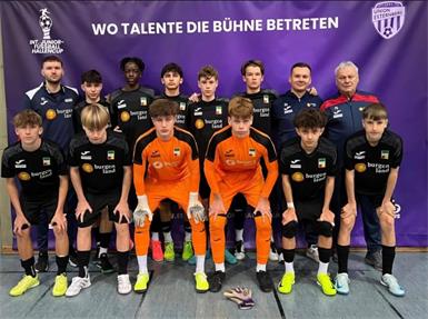 Guter Auftritt. Betreuer David Matea, Matteo Graf, Chris Mwari-Konga, Filip Saraf, Stefan Brandstätter, Nico Kovacevic, Cheftrainer Alexander Radl und Teammanager Gerhard Posch (hinten, v.l.) sowie Eliah Krausl, Rafael Mihalits, Michael Böhm, Tobias Kollar, Maximilian Strubreiter und Simon Schneider (vorne, v.l.). 