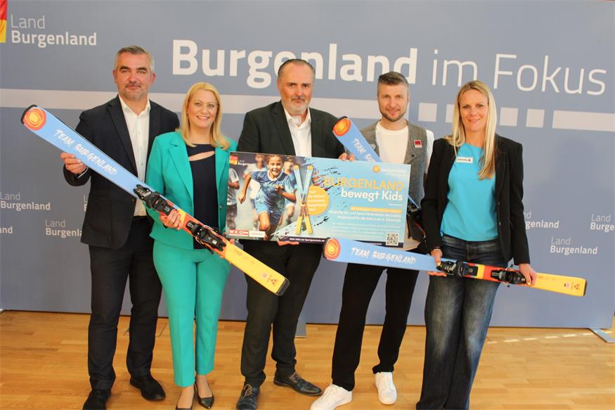 Gutscheine und Burgenland-Schi. Heinrich Dorner, Daniela Winkler und Landeshauptmann Hans Peter Doskozil mit den Schistars Reinfried Herbst und Nicole Hosp (v.l.).