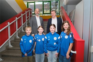 HAK-Direktor und Bürgermeister Hannes Schmid zusammen mit Clusterleiter Norbert Kappel und Schüler:innen der NMS.