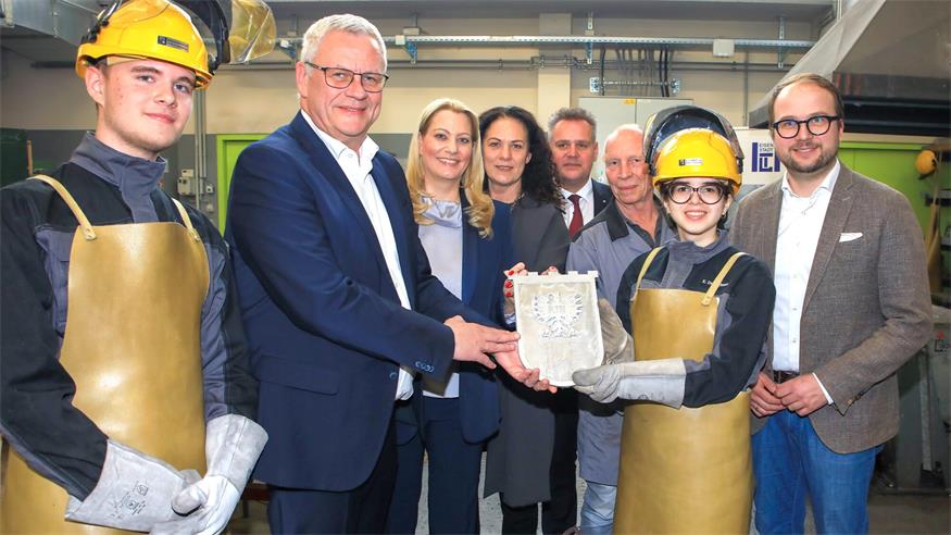 HTL Eisenstadt goss Stadtwappen anlässlich 100 Jahre Landeshauptstadt (v.l.): Leon Köppel, Bürgermeister Thomas Steiner, Bildungslandesrätin Daniela Winkler, Vizebürgermeisterin Charlotte Toth-Kanyak, Direktor Thomas Schober, Karl Mally, Elisabeth Deutschmann und Vizebürgermeister Istvan Deli.
