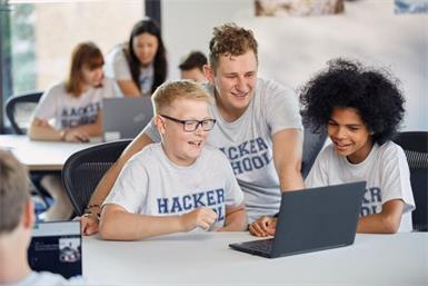 Hacker sitzen in der Regel nicht wirklich mit schwarzem Hoodie und Sonnenbrille vor dem PC.