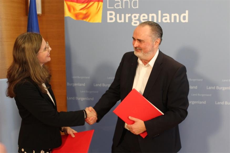 Handshake nach der Unterschrift: Landeshauptmann Hans Peter Doskozil und seine Regierungspartnerin Anja Haider-Wallner.