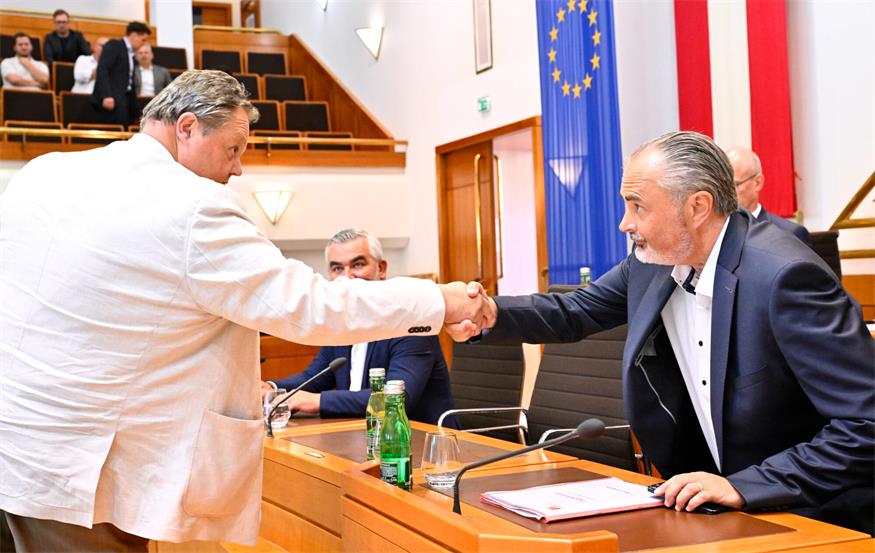 Handshake zum Sitzungs-Start. Klubobmann Bernd Strobl, der den Sonderlandtag mit der ÖVP einberufen hatte, und Landeshauptmann Hans Peter Doskozil bei seinem Comeback. 