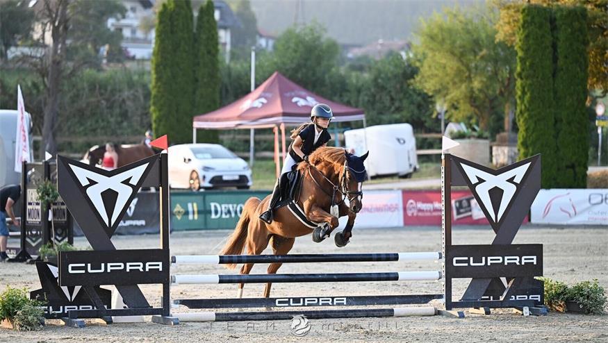 Hanna Kazda ist die Tochter von Jenny und Kevin Kazda - der Reitsport steckt ihr somit im Blut.