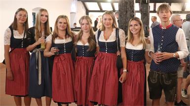 Hanna, Leonie, Christina, Ines, Sophia, Chiara und Jonas haben sich für das Feuerwehrfest in Tracht geworfen.
