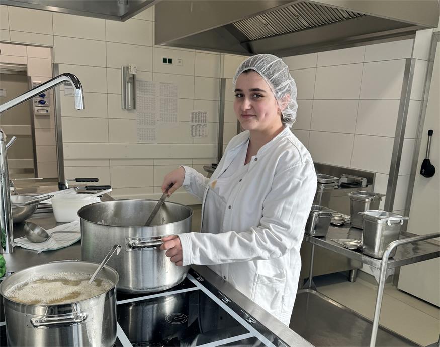 Hannah (15 Jahre) arbeitet seit vier Monaten in der Küche der Klinik Oberpullendorf. "Von der Vorbereitung der Speisen über das Kochen und Backen bis hin zur Essensausgabe habe ich schon alles gemacht. Es gefällt mir hier sehr und ich kann mir gut vorstellen, nach dem Ende meiner Lehrzeit hier weiter zu arbeiten“, meint Hannah. 