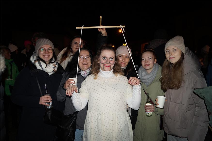 Hannah, Karoline, Jenny, Anja, Denise, Lea und Mara feiern gemeinsam nach Anjas Auftritt.