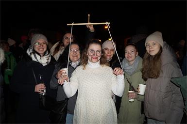 Hannah, Karoline, Jenny, Anja, Denise, Lea und Mara feiern gemeinsam nach Anjas Auftritt.