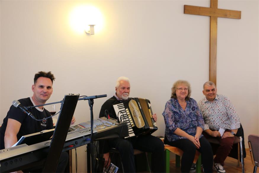 Hannes Ohr, Gerhard Knahr, Manuela Pavetits und Kurator Reinhardt Magedler bei der Veranstaltung „Wie die Alten sungen“ in Lutzmannsburg.