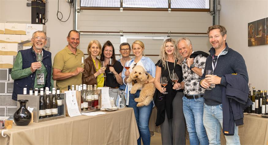 Hannes Schiesser, Christian Lentsch, Michaela Lentsch, Natascha Meidlinger, Helga Salcher, Manuela Salcher mit Hund Teddy, Erika Schiebl, Gerold Martusek und Tim Teichert im Winzerhof Lentsch.