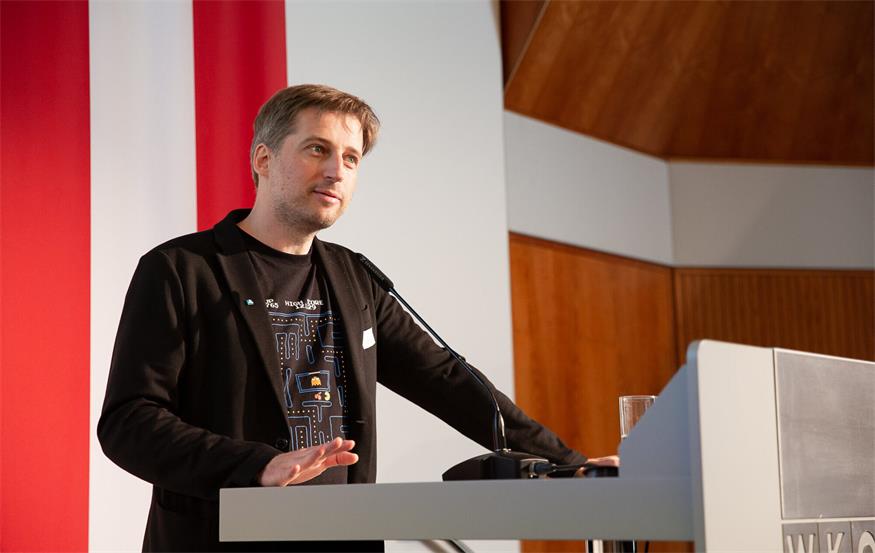 Hannes Tschürtz ist als Musik-Experte international und zuhause (wie hier im Bild in der Wirtschaftskammer) gefragt. Am Samstag liest er aus seinem eigenen Buch in Bildein.