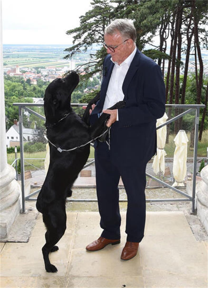 Hans Niessl und sein Begleiter, Hund „Keks“.