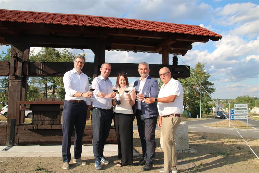 Hans-Peter Schöll von der Baufirma Schöll, Wein Burgenland-Obmann Herbert Oschep (2.v.l.), Verband Blaufränkisch Mittelburgenland-Präsidentin Lisa Kölly-Pfneisl, Landesrat Heinrich Dorner und Lackendorfs Bürgermeister Werner Hofer vor der Weinpresse, die beim Kreisverkehr in Lackendorf die Einfahrt ins Blaufränkischland symbolisiert.