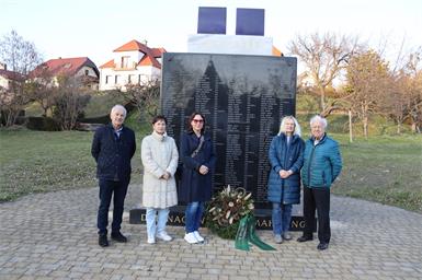 Hans Schnabl, Gabi Tremmel-Yakali, Vizebürgermeisterin Natascha Thurner, Obfrau Lydia Steiner und Erwin Hausensteiner nach der Kranzniederlegung beim Mahnmal in der Schlossgasse. 