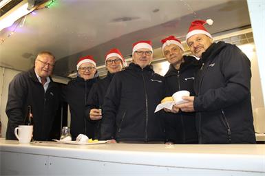 Hans Stifter, Robert Bürger, Peter Sitkovits, Josef Puhr sowie Rudi und Alois Schlögl vom Saunaclub bedienten die Gäste beim Punschstand.
