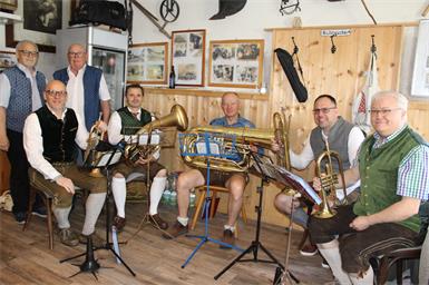 Harald Schermann, Albert Dillhof, Andreas Glatz, Matthias Hofer und Peter Hahn kümmerten sich um den guten Ton, Walter Schermann und Ferdinand Koo um die Ausschank.
