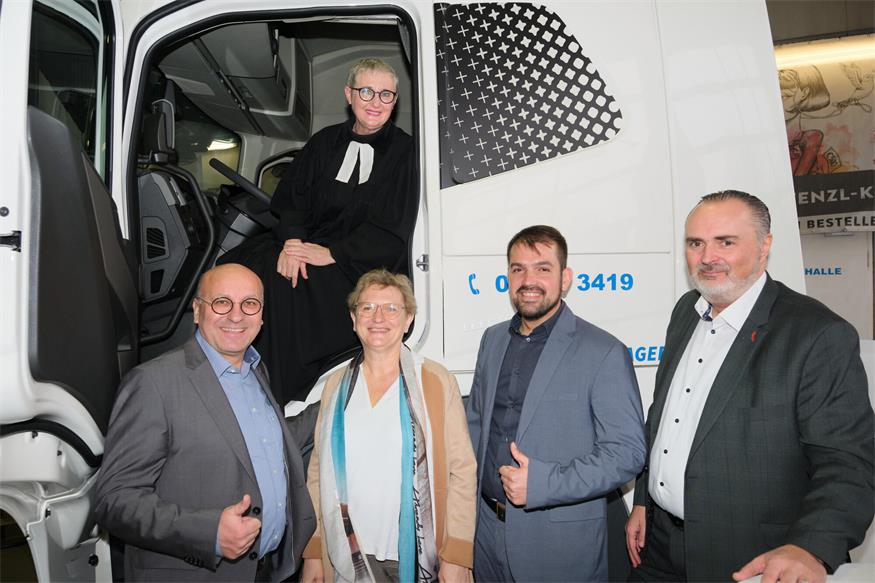 Harald und Ingrid Wenzl, Bürgermeister Kilian Brandstätter und Landeshauptmann Hans Peter Doskozil mit Pfarrerin Ingrid Tschank im Lkw.