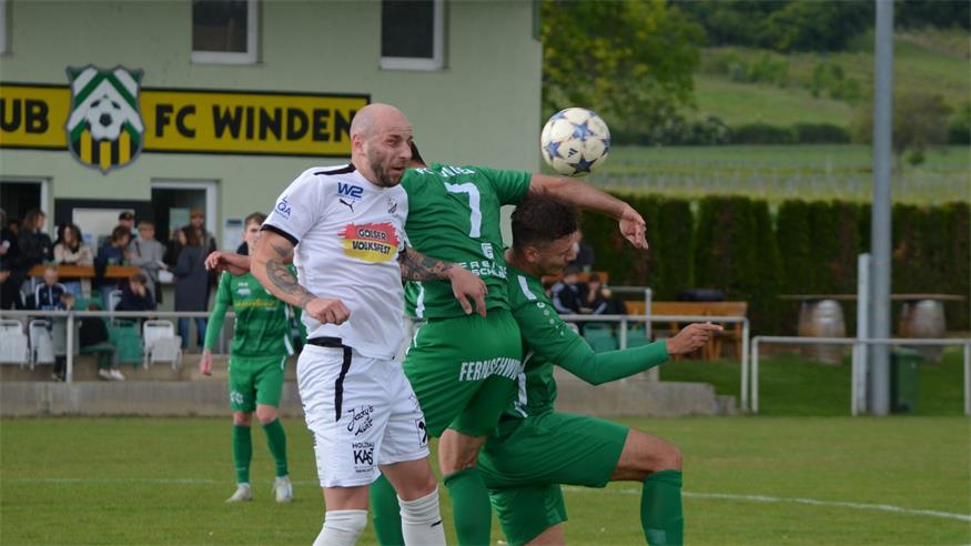 Harte Bandagen. Gols-Kicker Jan Spodniak (l.) unterlag in Winden mit 1:2. 