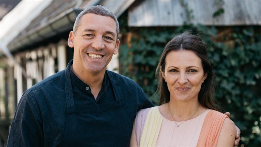 Haubenkoch Alain Weissgerber und Barbara Eselböck führen das Restaurant im Herzen Schützens seit 2014. Über viele Auszeichnungen dürfen sie sich freuen, jetzt auch über zwei Sterne im "Guide Michelin Österreich 2025".
