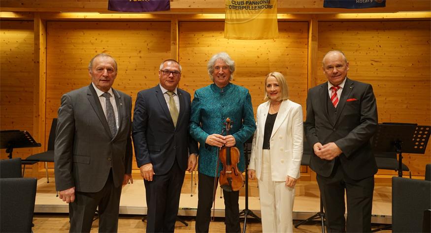 Hauptorganisator Paul Bauer, Lions Club Präsident Gerhard Köppel, Russel McGregor, Soroptimist Club Präsidentin Elisabeth Seifried und Rotary Club Präsident Alex Blanck nach einem gelungenen Konzert. 