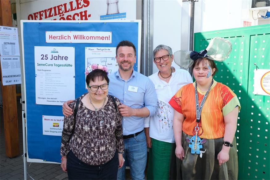 Hausleiter Franz Kiss und pädagogische Leiterin Elisabeth Stuber (Mitte) feiern 25 Jahre SeneCura in Frauenkirchen.