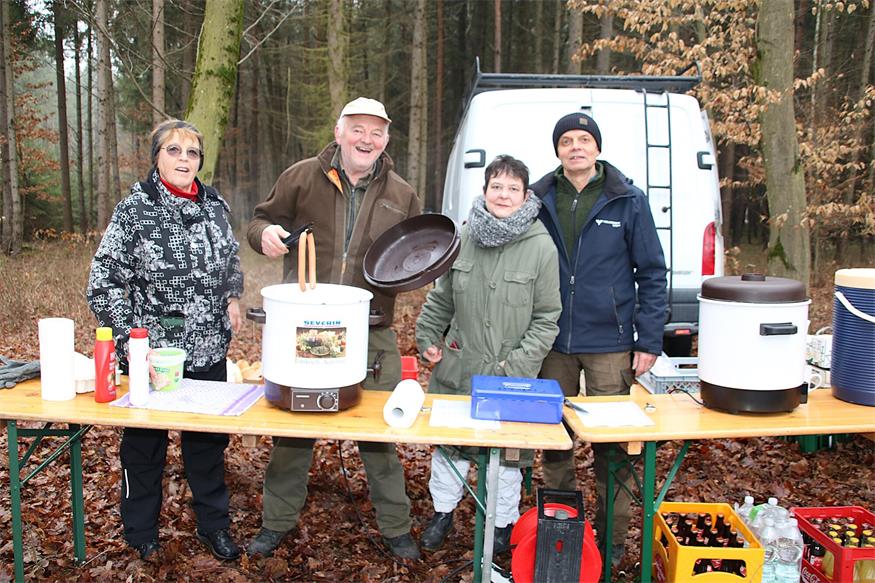 Heidi Hauser, Johann Koller, Gerti Pessenlehner und Rudi Schlögl warteten mit einer Stärkung zwischendurch in Form von wärmenden Getränken und Würstel.