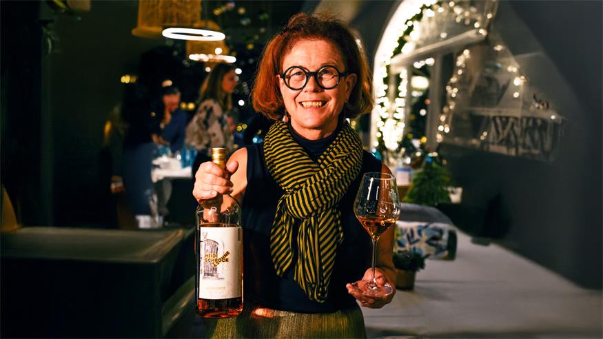Heidi Schröck mit einem ihrer heißbegehrten Süßweine bei "Late Harvest United" auf Schloss Johannisberg.
