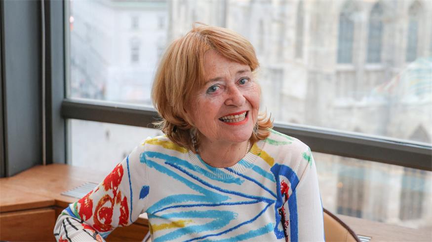 Heidi Tschank beim Interview in der Wiener Innenstadt