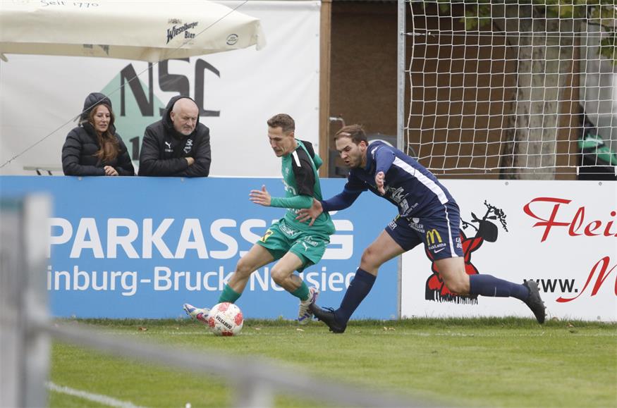 Heimpleite. Maximilian Moro (l.) und seine NSC Juniors verloren auf eigener Anlage gegen den USC Wallern (r. Lukas Haider) mit 0:2.
