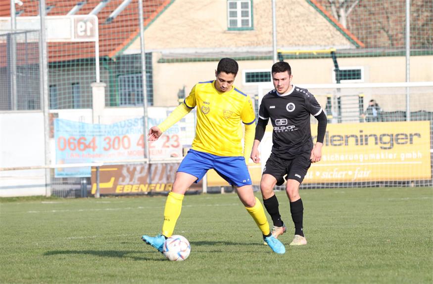 Heimsieg! Neufeld und Sebastian Reiner (r.) konnten Zurndorf (l. Bilel Jerrahi) auf Distanz halten und gewannen daheim mit 2:0.