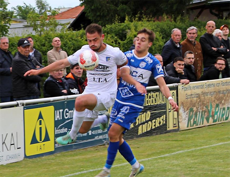 Heimsieg! Paul Stumpf (r.) und der SV Eberau nahmen auch die schwere Hürde Stegersbach (l., Nico Benkö).