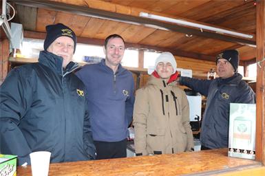 Heinz Listmayr, Franz Steieger vom Weingut Steiger, Thomas Kriechbaum und Werner Lechner in der Glühweinhütte.