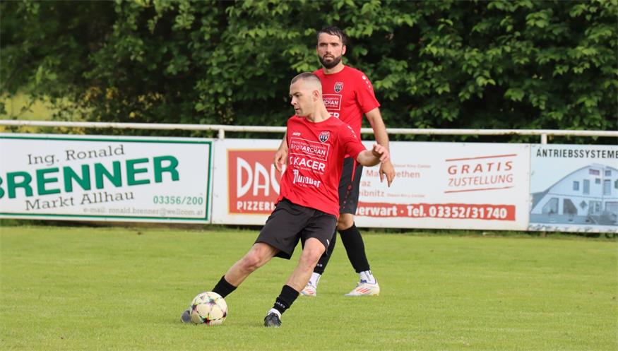 Heißer Start! Tomo Kotnik (v.) erlebte mit Buchschachen in Redlschlag ein Wellenbad der Gefühle.