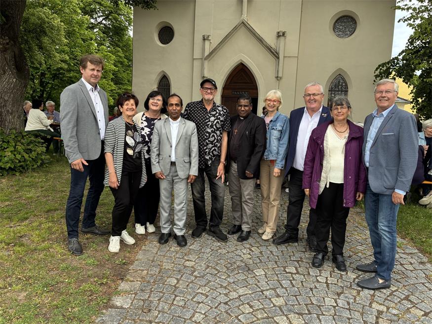 Helfer und Gäste bei der Maiandacht. Bürgermeister Johann Heisz, Franziska Renner, Paula Pichler, Pater Deiva, Ladislaus Horvath, ein Gastpater aus Brasilien, Roswitha Steinzer, Seniorenbund-Obmann Herbert Ohr, Ingeborg Schoberwalter und Rudolf Geißler.