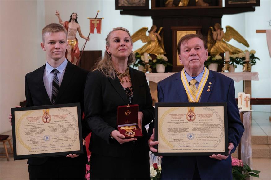 Helmut Szalay (rechts) bei der Verleihung des goldenen Verdienstzeichens der Metropolis von Austria 2022 - mit seiner Enkeltochter Margit und deren Sohn Anton, die die Auszeichnung posthum für Zita Szalay entgegennahmen.