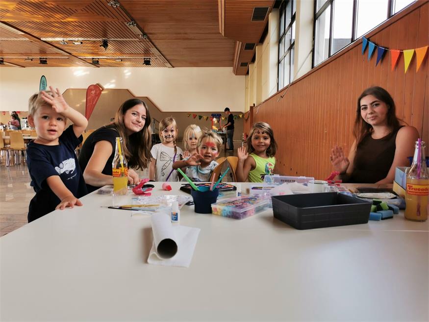 Henrik, Jana, Mia, Mia, Niklas, Kira und Stefanie hatten ihren Spaß beim Kinderschminken