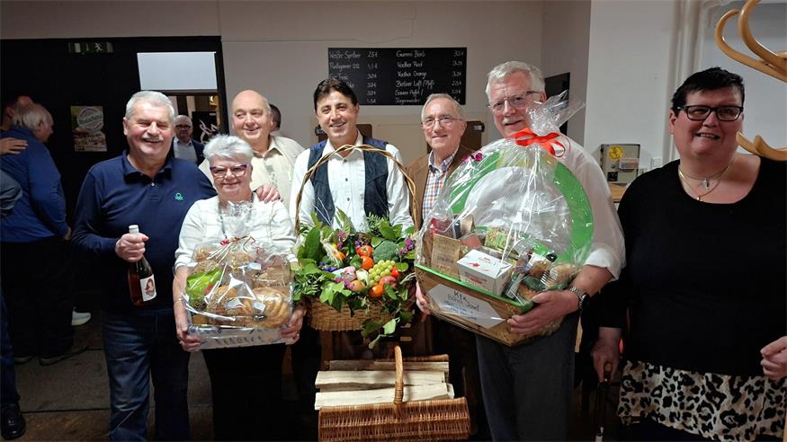 Herbert Rosenitsch aus Glashütten, Renate Stimakovits aus Steinberg, Kellner Nuri, Willi Heissenberger aus Unterrabnitz, Hannes Gilschwert aus Hammerteich und Karin Hauser aus Piringsdorf waren die glücklichen Gewinner des Schätzspiels.