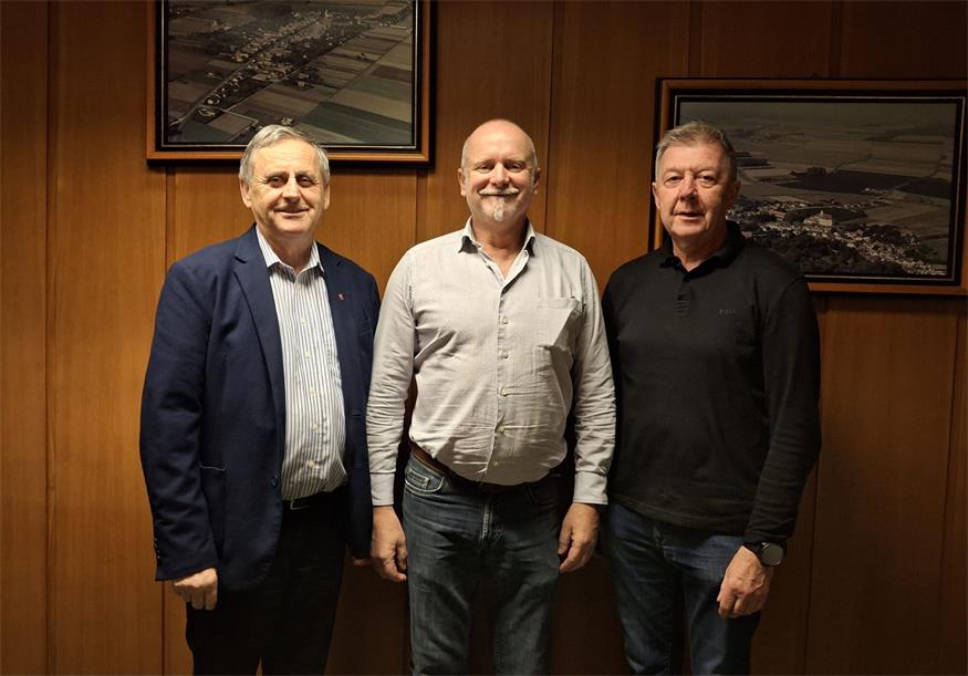 Heribert Rabel wurde neu in den Reihen der SPÖ angelobt. Bürgermeister Herbert Schedl und Vizebürgermeister Stefan Rabel hießen ihn (wieder) in den Reihen des Gemeinderates willkommen.