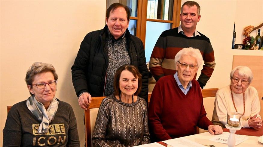 Hermine Bauer, Karin Kremser, Hans Kremser, Obfrau Monika Nussbaumer (sitzend), Bürgermeister Matthias Weghofer und Vizebürgermeister Chrsitoph Ramhofer (stehende) beim Seniorenadvent.